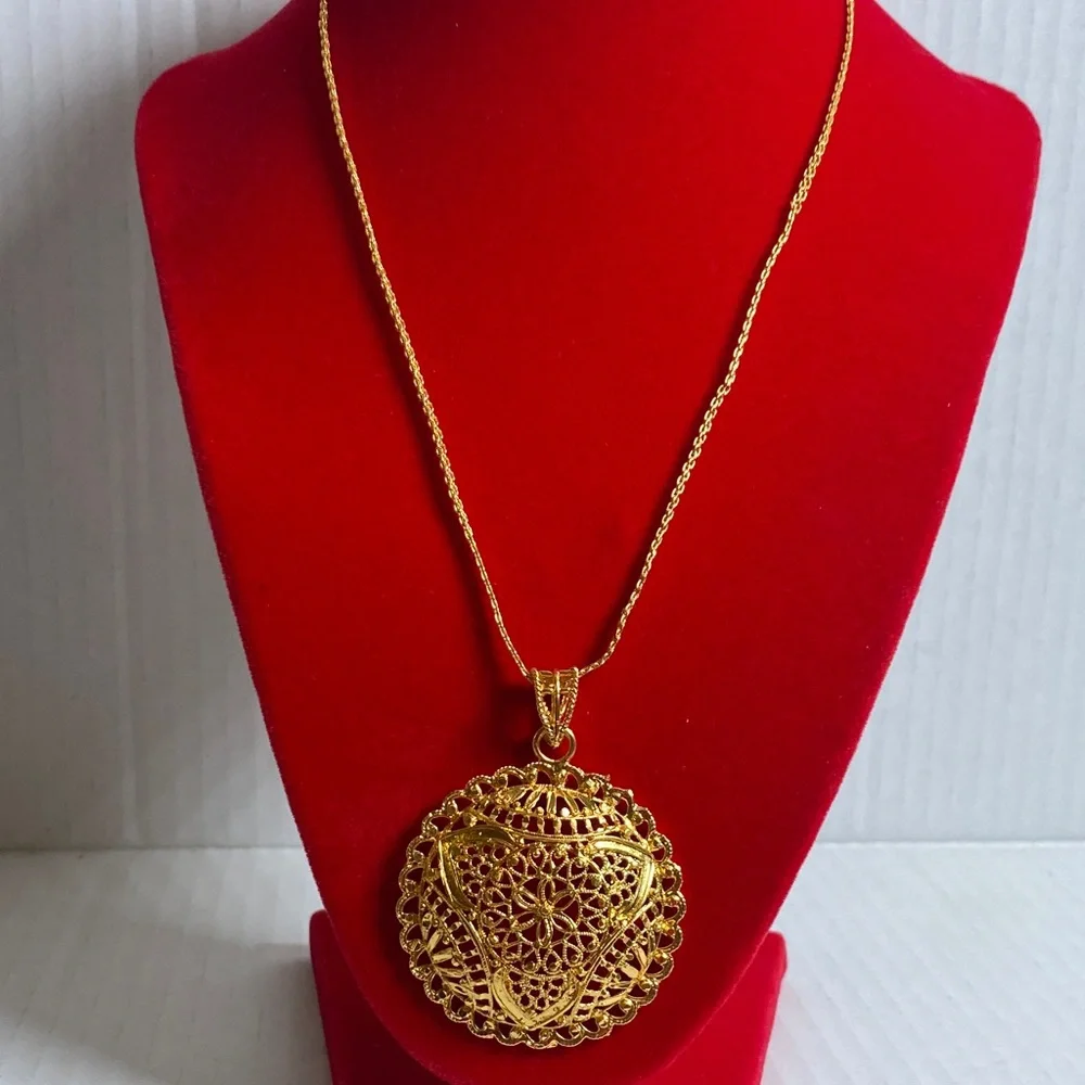 Elegant 18k Gold Tone Pendant Necklace - Picture 1 of 3